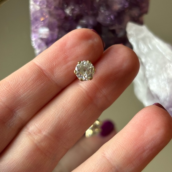 One pair 14kt yellow gold 2cttw moissanite screw back earrings - Picture 7 of 7